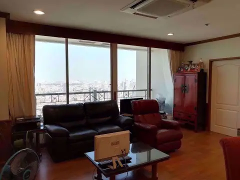 Condo in Bang Rak, Bangkok, Thailand, 3 bedrooms — photo 2