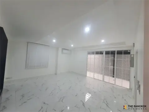 Townhouse in Bangkok, Thailand 5 bedrooms — photo 3