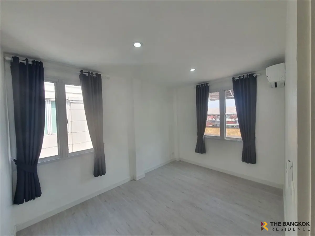 Townhouse in Bangkok, Thailand 5 bedrooms — photo 7