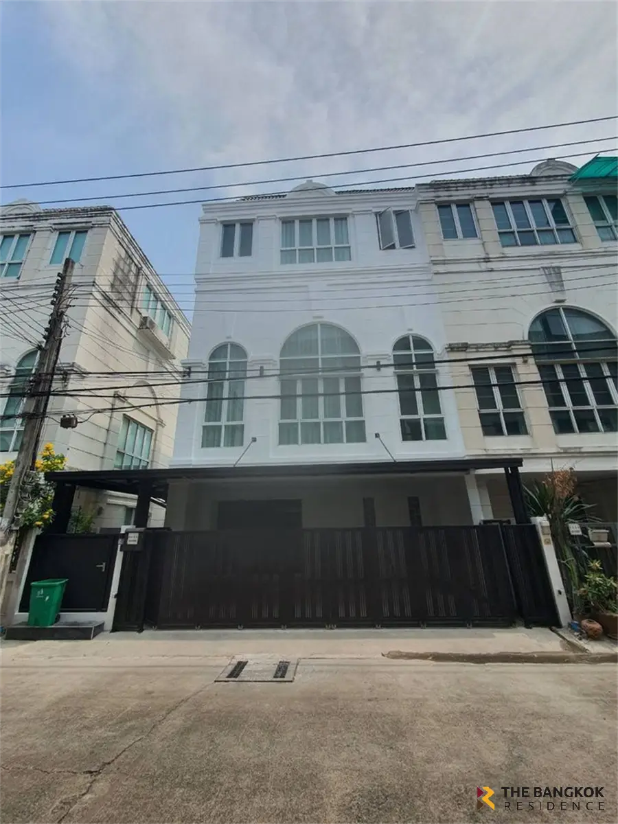 Townhouse in Bangkok, Thailand 5 bedrooms — photo 2
