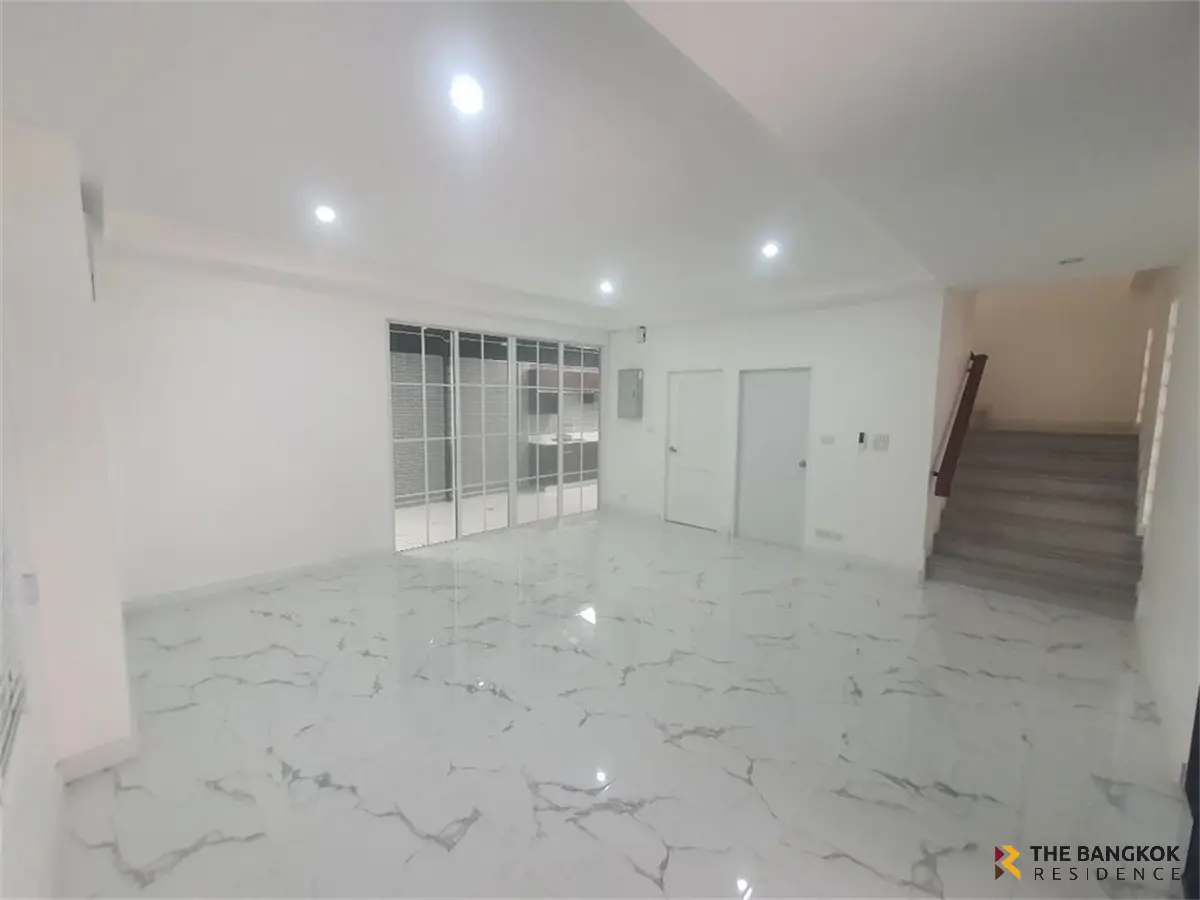 Townhouse in Bangkok, Thailand 5 bedrooms — photo 9