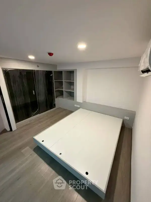 1-BR Condo at KnightsBridge Space Sukhumvit-Rama4 near BTS Phra Khanong — photo 6
