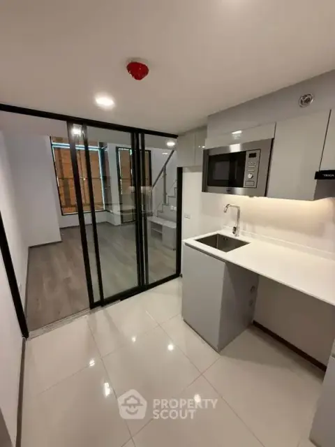 1-BR Condo at KnightsBridge Space Sukhumvit-Rama4 near BTS Phra Khanong — photo 5