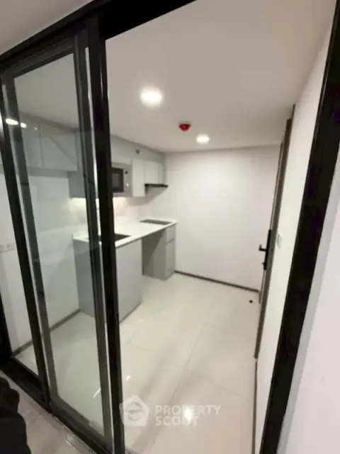 1-BR Condo at KnightsBridge Space Sukhumvit-Rama4 near BTS Phra Khanong — photo 4