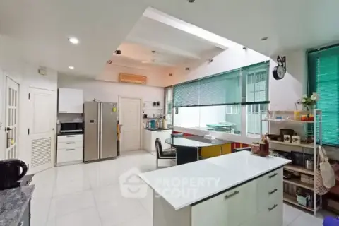 4-BR Condo at Premier Condominium near BTS Phrom Phong — photo 5