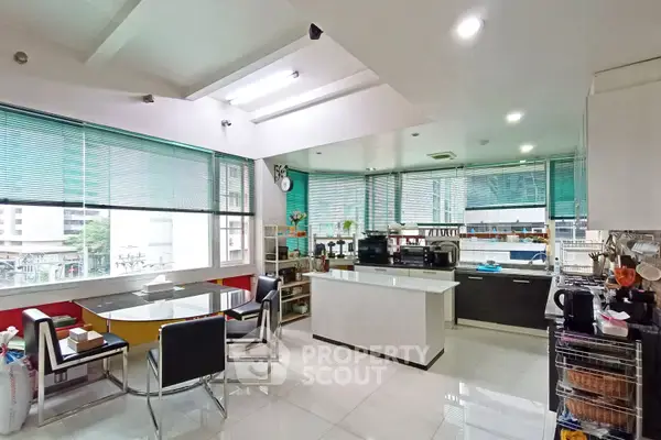 4-BR Condo at Premier Condominium near BTS Phrom Phong — photo 6