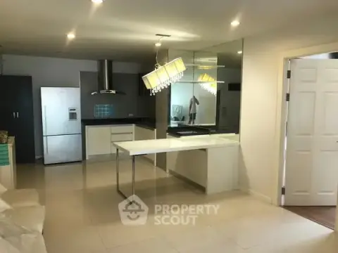 1-BR Condo at The Surawong By Chewarthai Hup Soon near MRT Sam Yan — photo 3