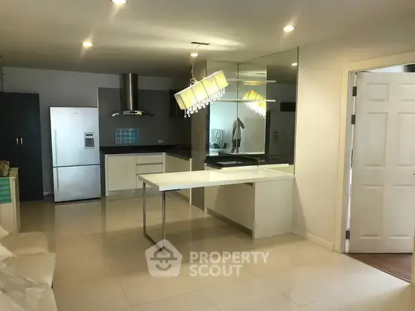 1-BR Condo at The Surawong By Chewarthai Hup Soon near MRT Sam Yan — photo 3