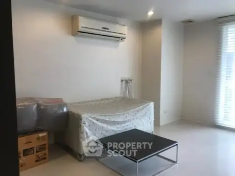 1-BR Condo at The Surawong By Chewarthai Hup Soon near MRT Sam Yan — photo 5