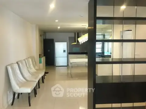 1-BR Condo at The Surawong By Chewarthai Hup Soon near MRT Sam Yan — photo 4