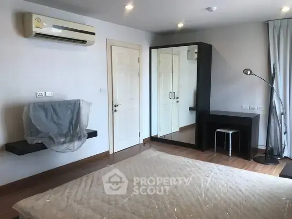 1-BR Condo at The Surawong By Chewarthai Hup Soon near MRT Sam Yan — photo 2