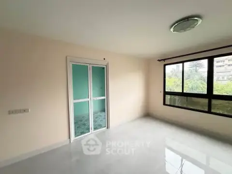 1-BR Condo at Lumpini Place Narathiwas 24 in Chong Nonsi — photo 3