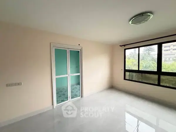 1-BR Condo at Lumpini Place Narathiwas 24 in Chong Nonsi — photo 3