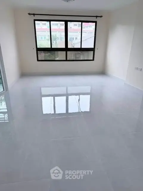 1-BR Condo at Lumpini Place Narathiwas 24 in Chong Nonsi — photo 4