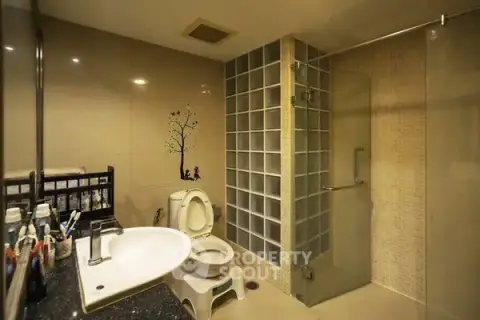 1-BR Condo at The Kris Ratchada 17 near MRT Sutthisan — photo 5