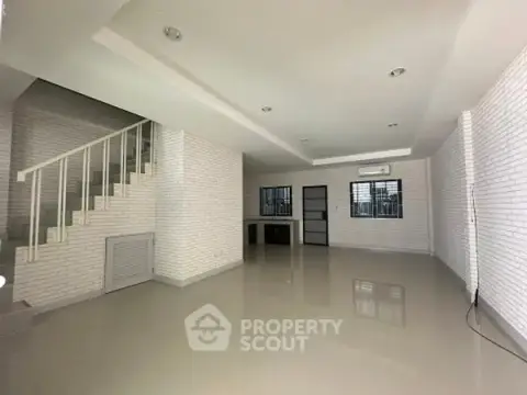 3-BR Townhouse in San Klang — photo 2