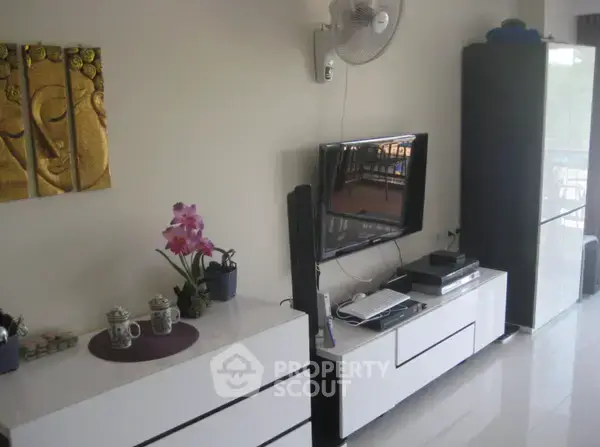 1-BR Condo at Emerald Palace Condominium close to Phratamnak — photo 3