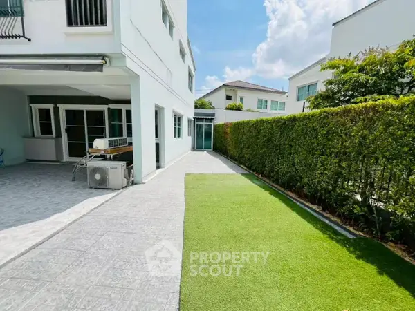 3-BR Townhouse at Indy 2 Bangna-Ramkhamhaeng 2 in Dokmai — photo 2