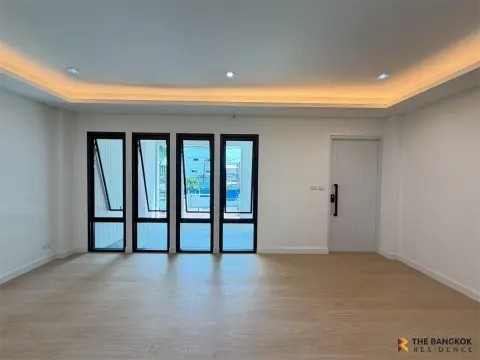 Townhouse in Bangkok, Thailand 4 bedrooms — photo 5