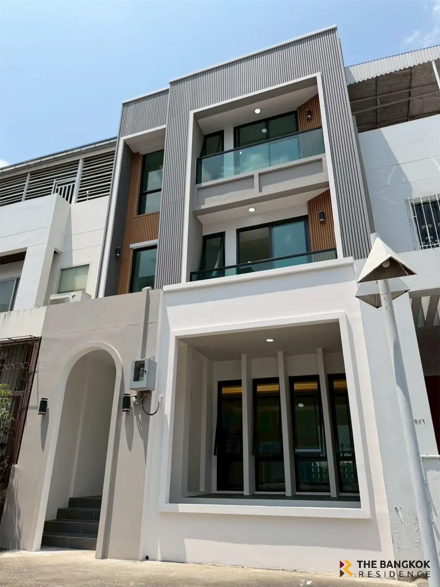 Townhouse in Bangkok, Thailand 4 bedrooms — photo 9