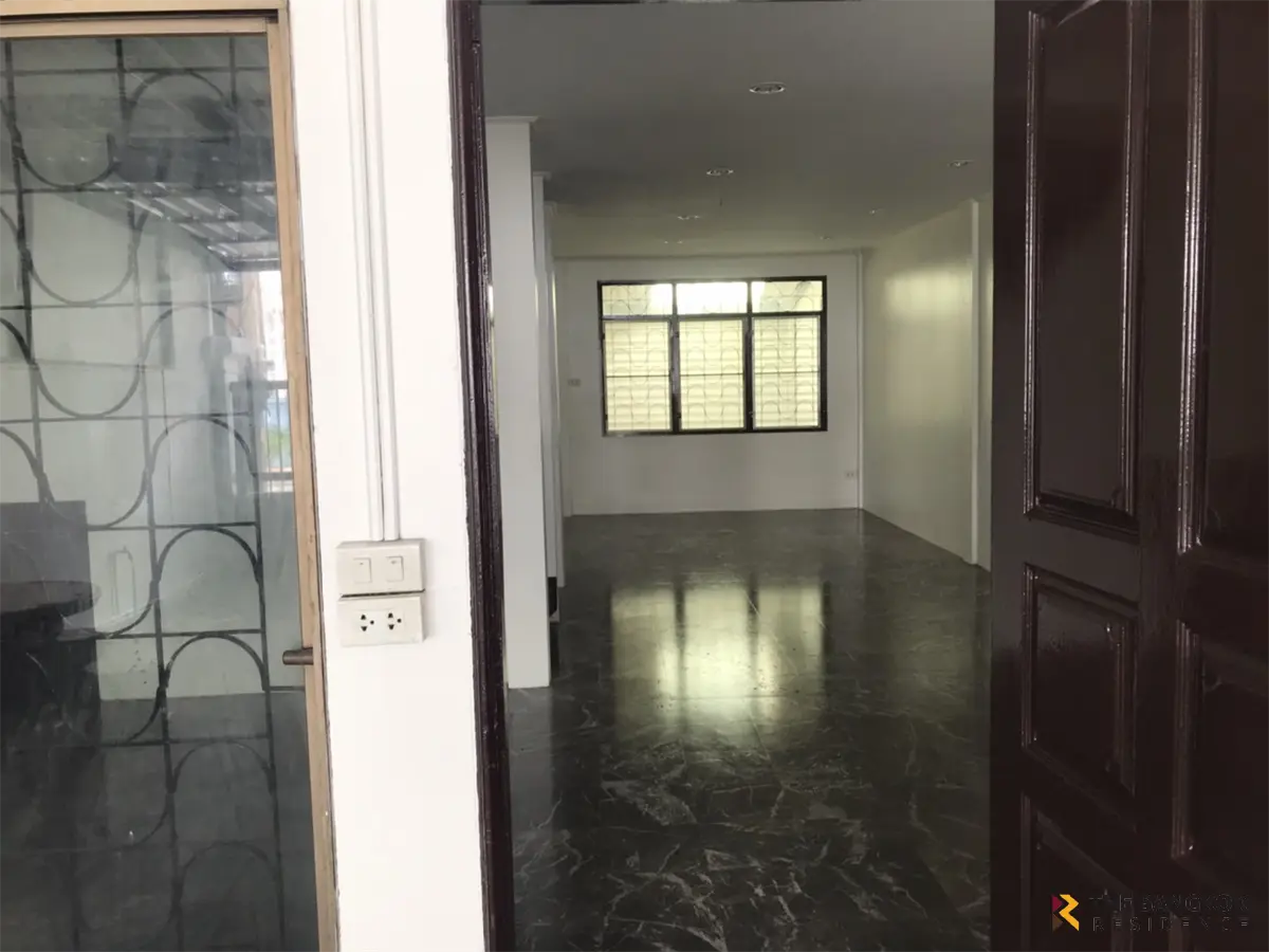Townhouse in Bangkok, Thailand 3 bedrooms — photo 10