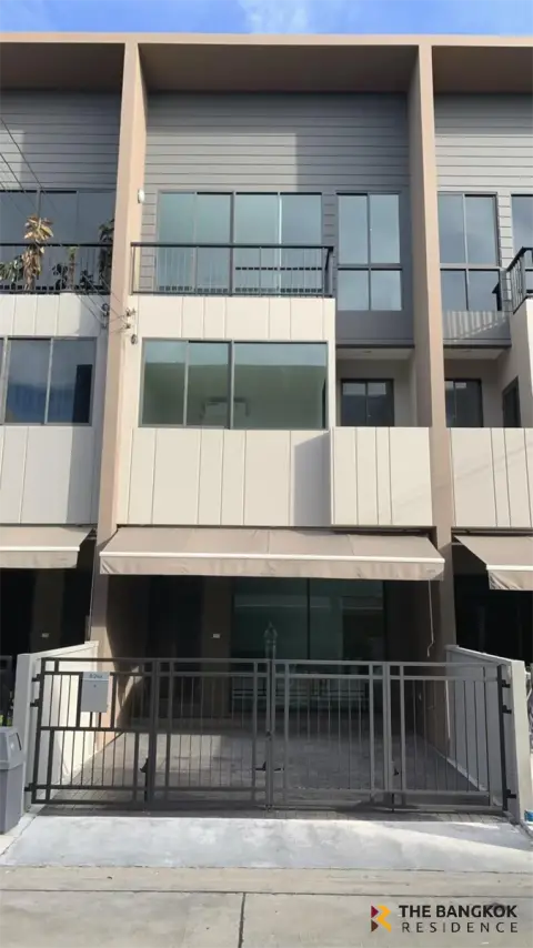 Townhouse in Bangkok, Thailand 4 bedrooms — photo 2