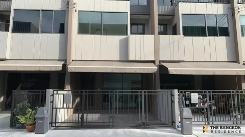 Townhouse in Bangkok, Thailand 4 bedrooms — photo 3