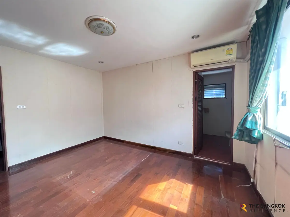 Townhouse in Bangkok, Thailand 4 bedrooms — photo 5