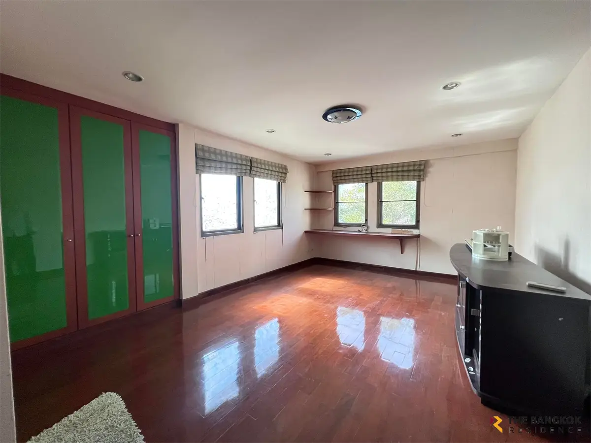 Townhouse in Bangkok, Thailand 4 bedrooms — photo 2