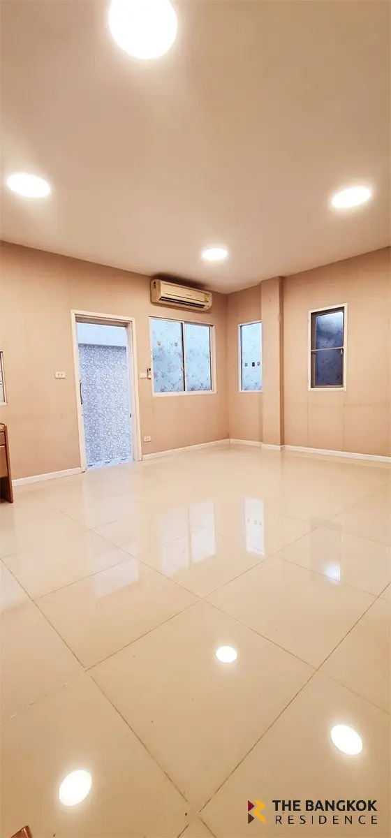 Townhouse in Bangkok, Thailand 4 bedrooms — photo 6