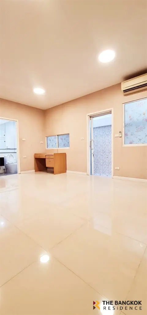 Townhouse in Bangkok, Thailand 4 bedrooms — photo 5