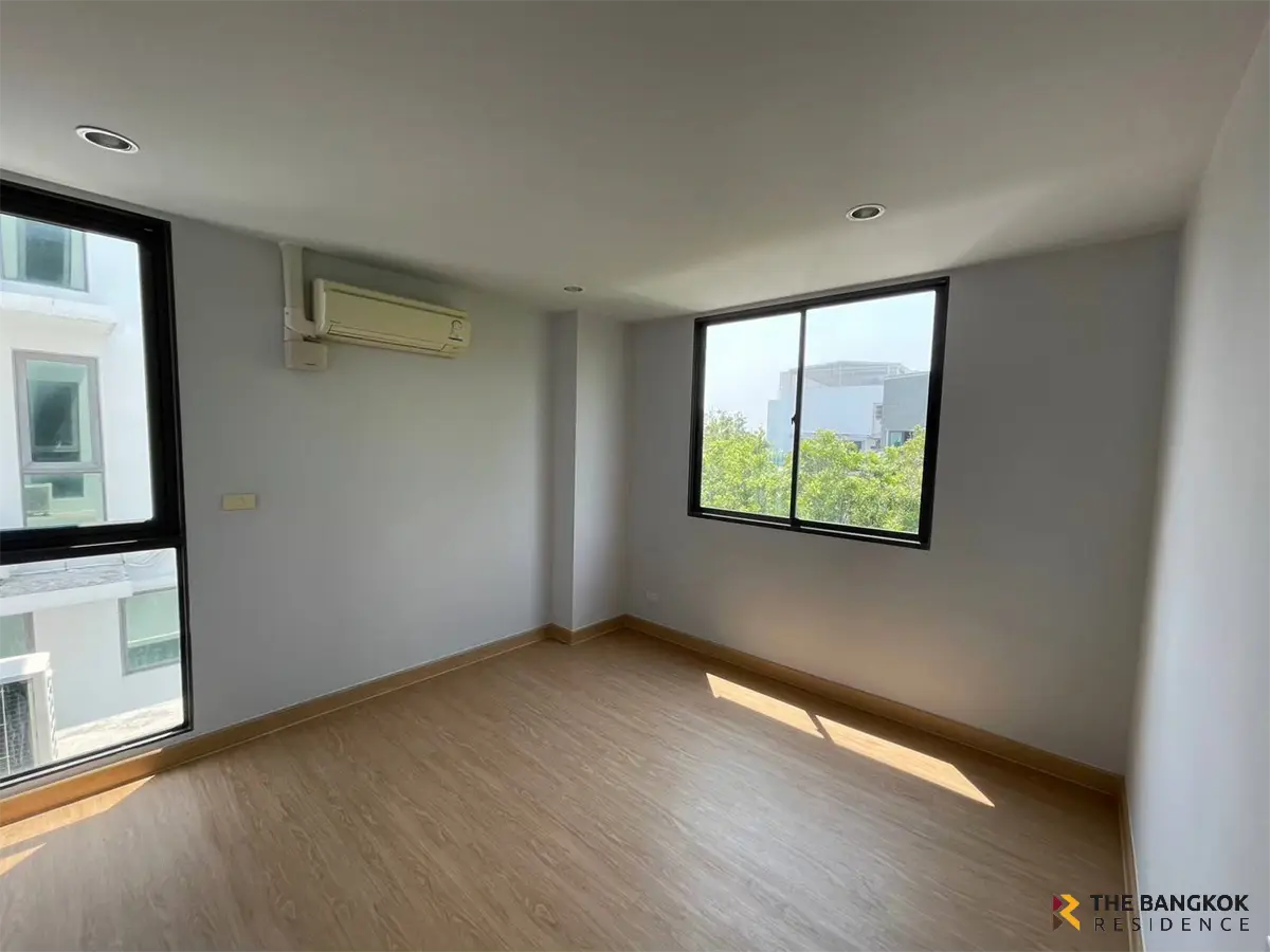 Townhouse in Bangkok, Thailand 7 bedrooms — photo 6