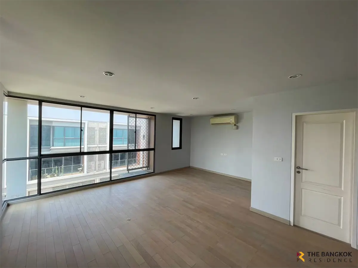 Townhouse in Bangkok, Thailand 7 bedrooms — photo 8