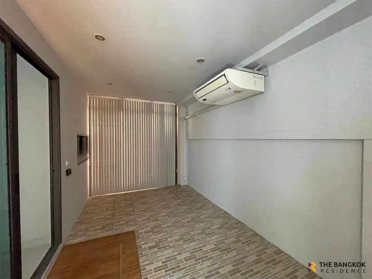Townhouse in Bangkok, Thailand 7 bedrooms — photo 3