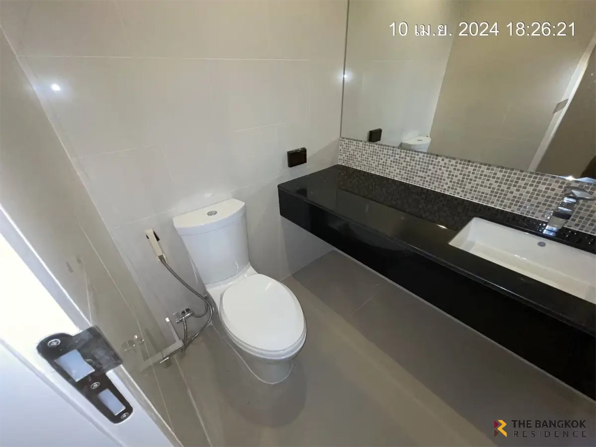 Townhouse in Bangkok, Thailand 7 bedrooms — photo 10