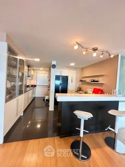 3-BR Condo at Sathorn Gardens near MRT Si Lom — ภาพ 3