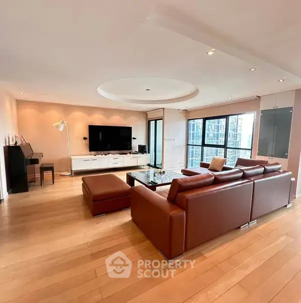 3-BR Condo at Sathorn Gardens near MRT Si Lom — ภาพ 2