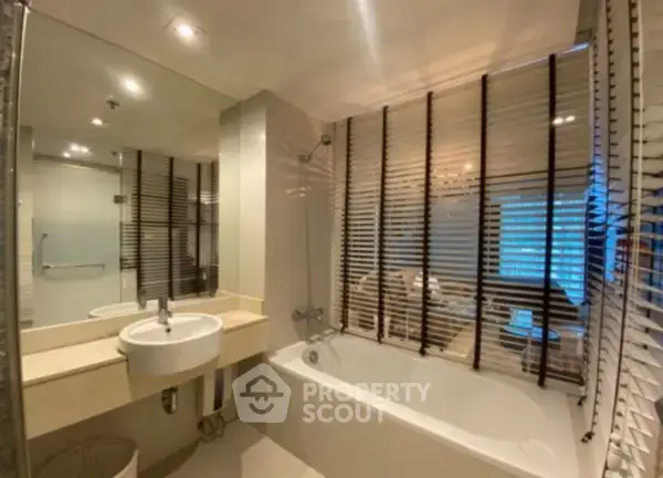 1-BR Condo at The Rajdamri near BTS Ratchadamri — photo 3