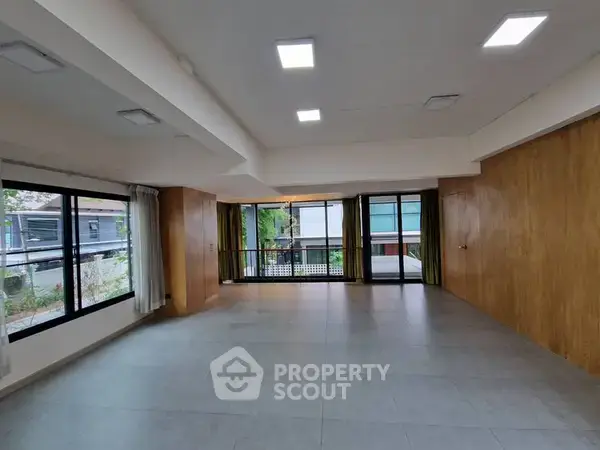 2-BR Townhouse in San Phisuea — photo 3