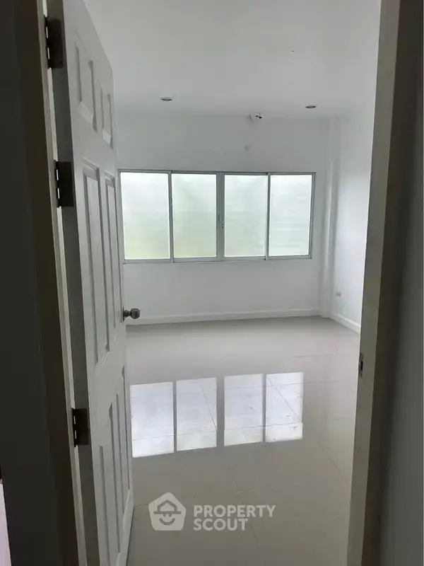 2-BR Townhouse in San Phisuea — photo 6