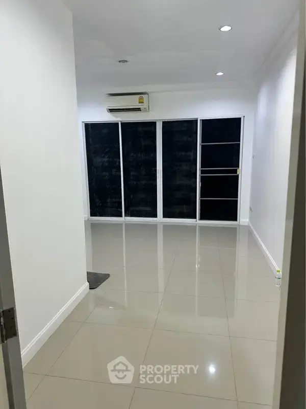 2-BR Townhouse in San Phisuea — photo 5