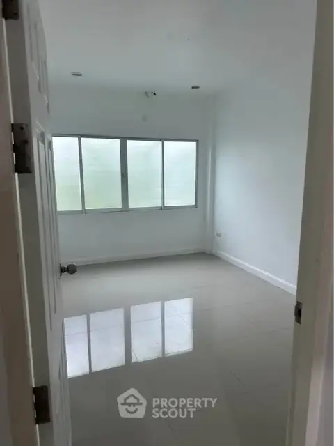 2-BR Townhouse in San Phisuea — photo 3