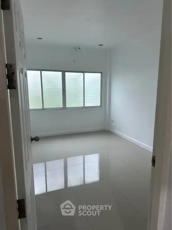 2-BR Townhouse in San Phisuea — photo 3