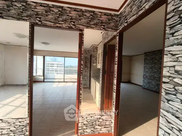2-BR Condo at Pattaya Hill Resort close to Phratamnak — photo 6