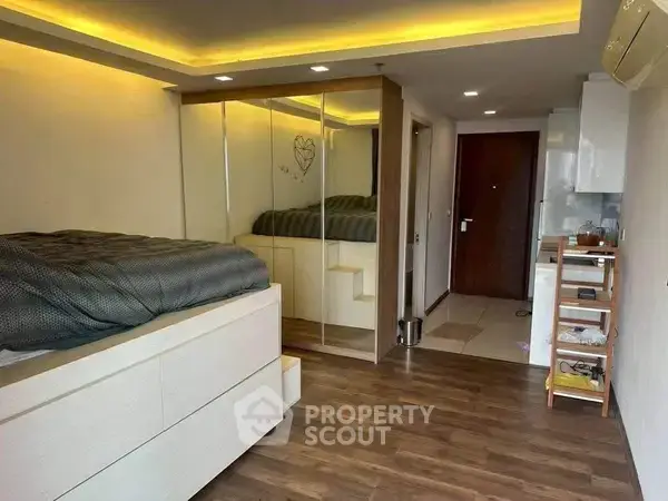 Studio Condo at The Peak Towers close to Phratamnak — photo 3