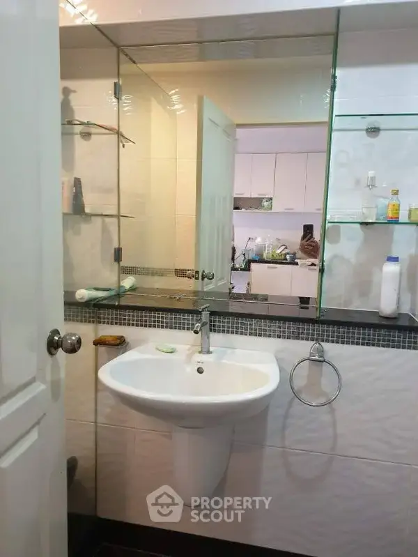 1-BR Condo at Sirin Residence Condo Pattanakarn near ARL Ramkhamhaeng — photo 5