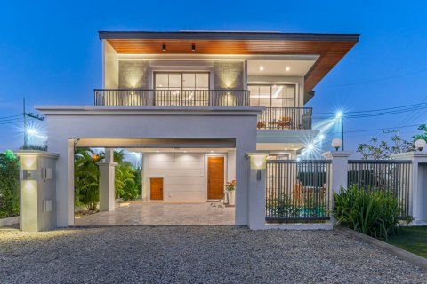 House in Pattaya, Thailand 4 bedrooms № 46328
