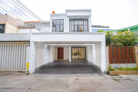 House in Watthana, Bangkok, Thailand 4 bedrooms № 79532