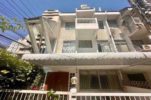 Townhouse in Bangkok, Thailand 5 bedrooms № 119156